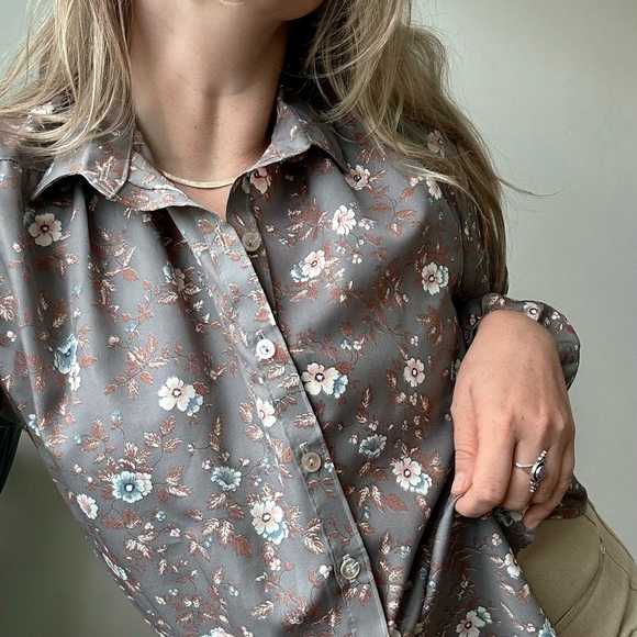 Vintage Allure Collard Floral Button Up Blouse Grey/Purple - Picture 3 of 6